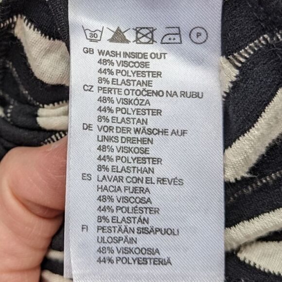 Cute H&M black and white bodycon tight dress spring summer easy outfit wavy patt - Picture 5 of 7